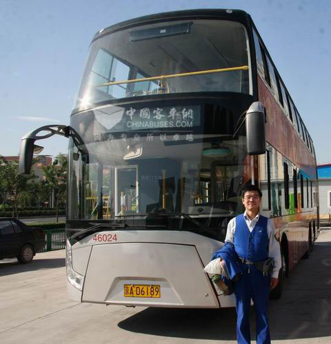 秦师傅与崭新的公交车