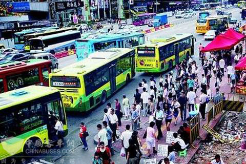 广州街头公交拥堵