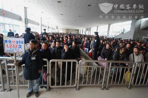 火车票实名制试点湖南怀化火车站旅客等待进站