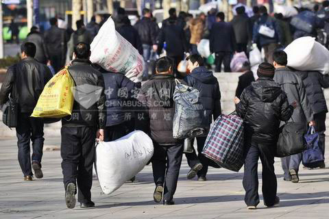 火车站外回家的背影