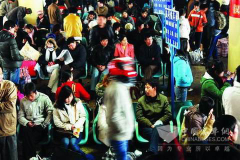 长沙汽车西站候车室里等待候车的人群