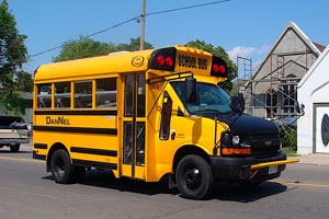 “放心”二字沉甸甸 校车管理责任重