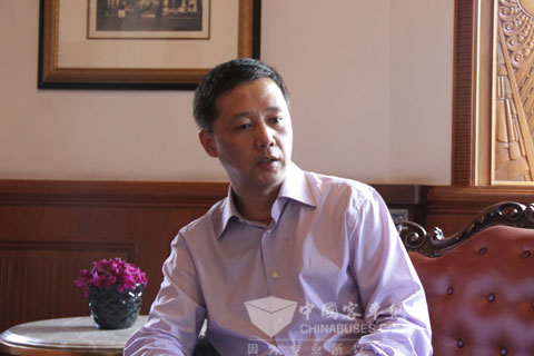 衡山汽服副总经理李振斌接受记者采访