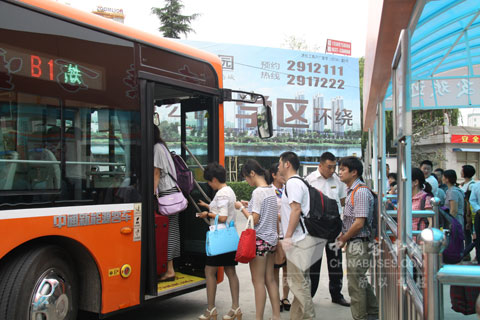 乘客有顺序地登上中通新能源客车