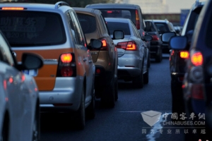 尾号限行再起波澜，定制公交破解难题