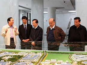 陈清泰一行调研大金龙