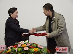 中通客车与东风德纳签订战略合作协议
