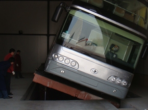 星凯龙欧威大客通过国家级侧翻试验