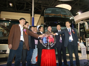 [车展报道] 中通第一辆双层客车展会揭盖头 “明眸善睐”惹人注目