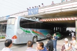 客车“身高”超限高  被卡立交桥4小时