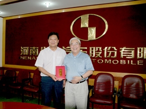 郭孔辉院士受聘少林客车院士工作站