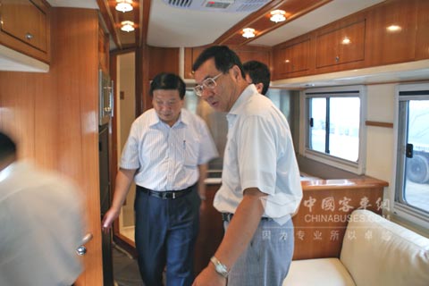 聊城市市委书记宋远方陪同姜大明省长参观中通房车
