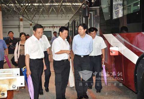 科技部高新司副司长张志宏考察一汽大连客车厂