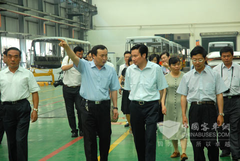 厦门金旅厦门金旅保洪全总助(左)陪同参观