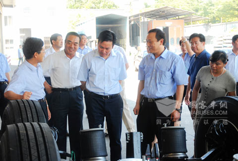 赵合书记参观金旅客车底盘车