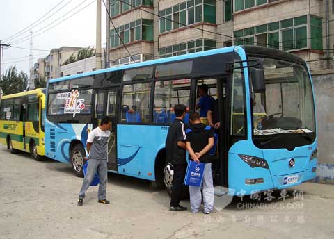 个体车主参观黄海新款车型