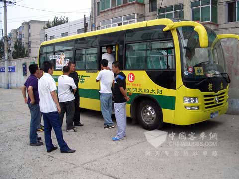 个体车主参观黄海新款车型