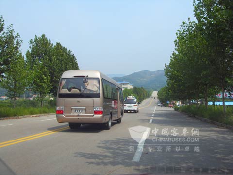 被客户们试乘试驾中的江淮·宝斯通