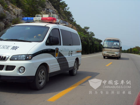 被客户们试乘试驾中的江淮·宝斯通