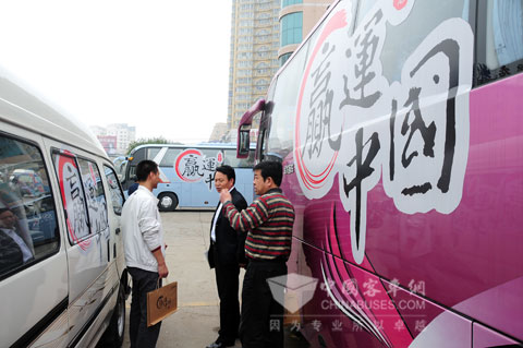 商丘运输总公司董事长张东方（中）参观展车