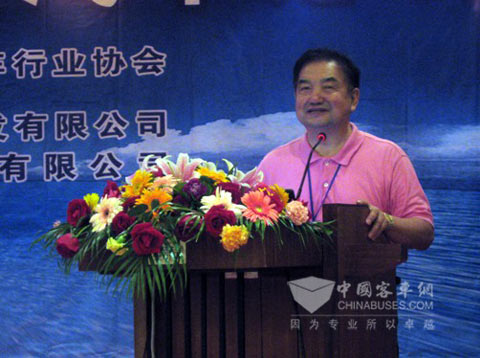 长沙市清洁汽车协调领导小组专家组组长李竹林教授在论坛上发言