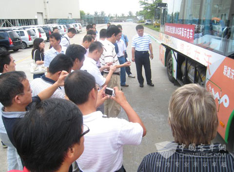 与会代表观摩“五洲龙”牌LNG环保示范客车气瓶装置方案