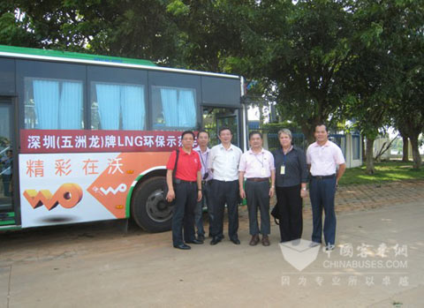 与会重要代表在深圳“五洲龙”牌LNG环保示范车前合影留念
