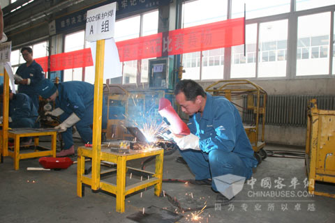 宇通员工焊工比赛现场