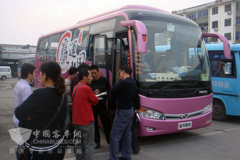 孟州用户参观大金龙巡展客车