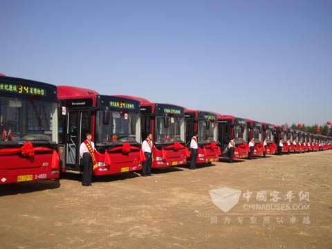即将在石家庄上路的600辆黄海天然气客车整齐排列