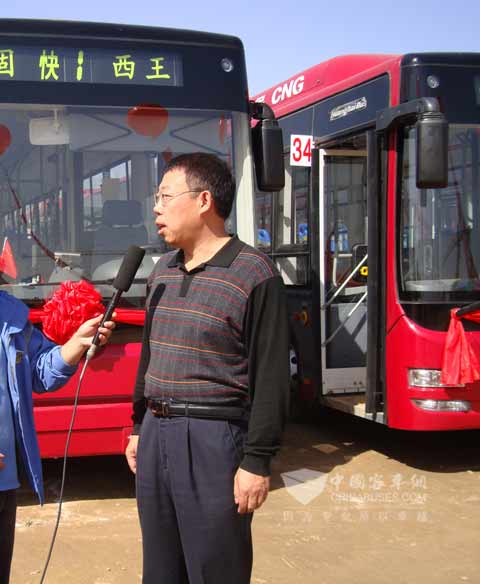 黄海客车市场企划处处长林崇富在接受媒体采访