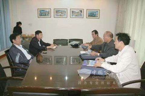 河南省工业和信息化厅产业处处长魏福生、少林客车公司副总经理季新潮等在少林客车公司二楼会议室进行座谈