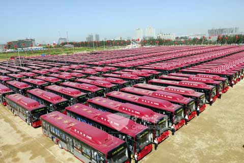 600辆黄海天然气客车整齐排列等待在石家庄上路(图为现场一角)