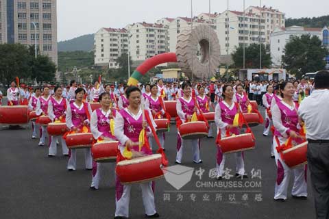 全运会火炬传递威海站热烈的垫场表演