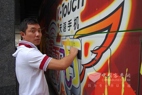 歌手黑龙在黄海音乐大巴上签名留念