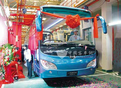 广汽沈阳基地新下线的公路客车SFQ6115客车,该车车长为11.5米,45座。