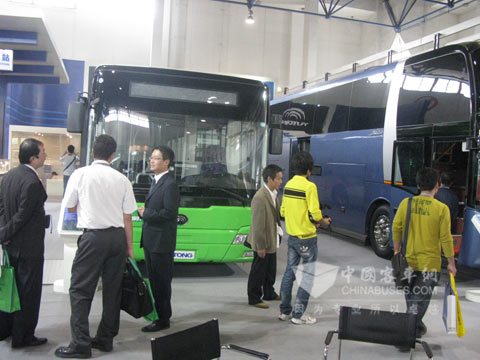 宇通展台前参观者络绎不绝