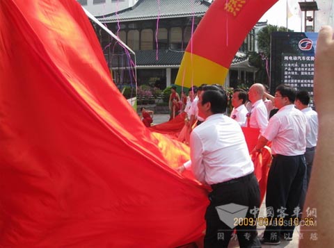 桂林客车“双电”纯电动客车启动仪式上各相关领导为新车揭幕