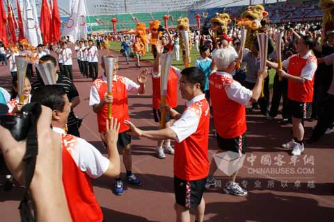 全运会火炬传递烟台站别具特色的多人传递