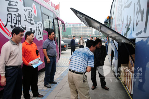 洛阳市第二汽车运输公司领导惊叹龙威XMQ6128Y的超大行李舱