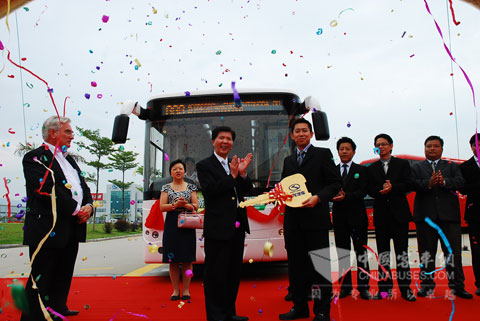 2009年6月，中国首台混合动力客车出口新加坡