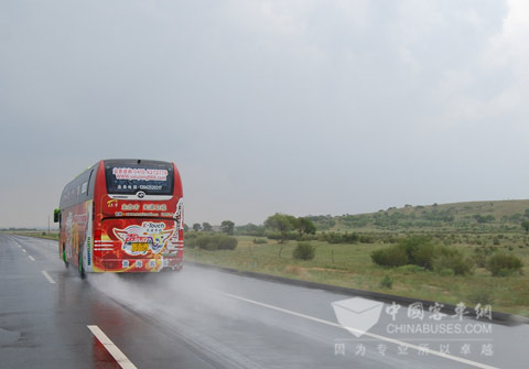 黄海大巴行驶在大雨中