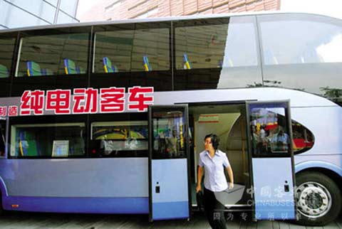 在广州首次投入运营的纯电动公交客车