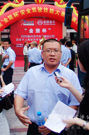”金旅杯”比赛现场第二公交公司驾驶员黄劲草接受采访