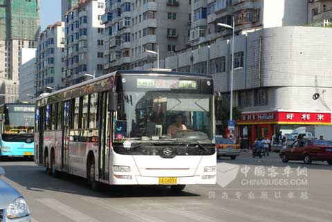 运行在沈阳大街上的黄海客车