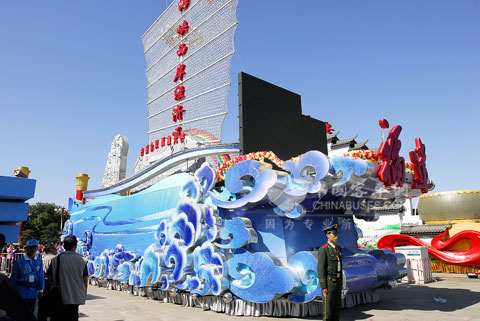 不少参观者前来观赏福建国庆彩车