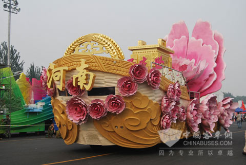 宇通参与设计的河南彩车“花开盛世”新颖造型