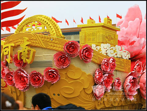 宇通参与设计的河南彩车“花开盛世”新颖造型