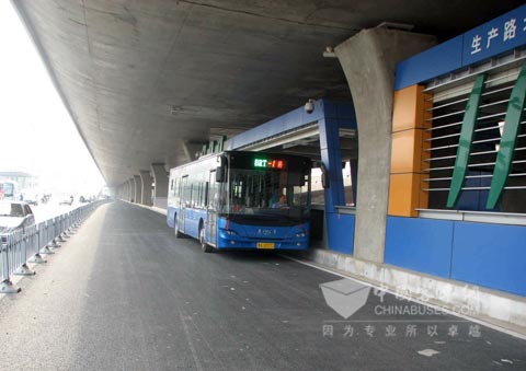 服务全运会的青年快速公交车