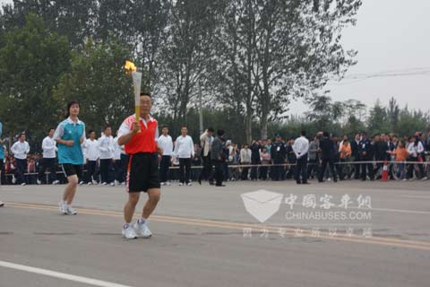 全运会聊城火炬传递中通客车火炬手张则强